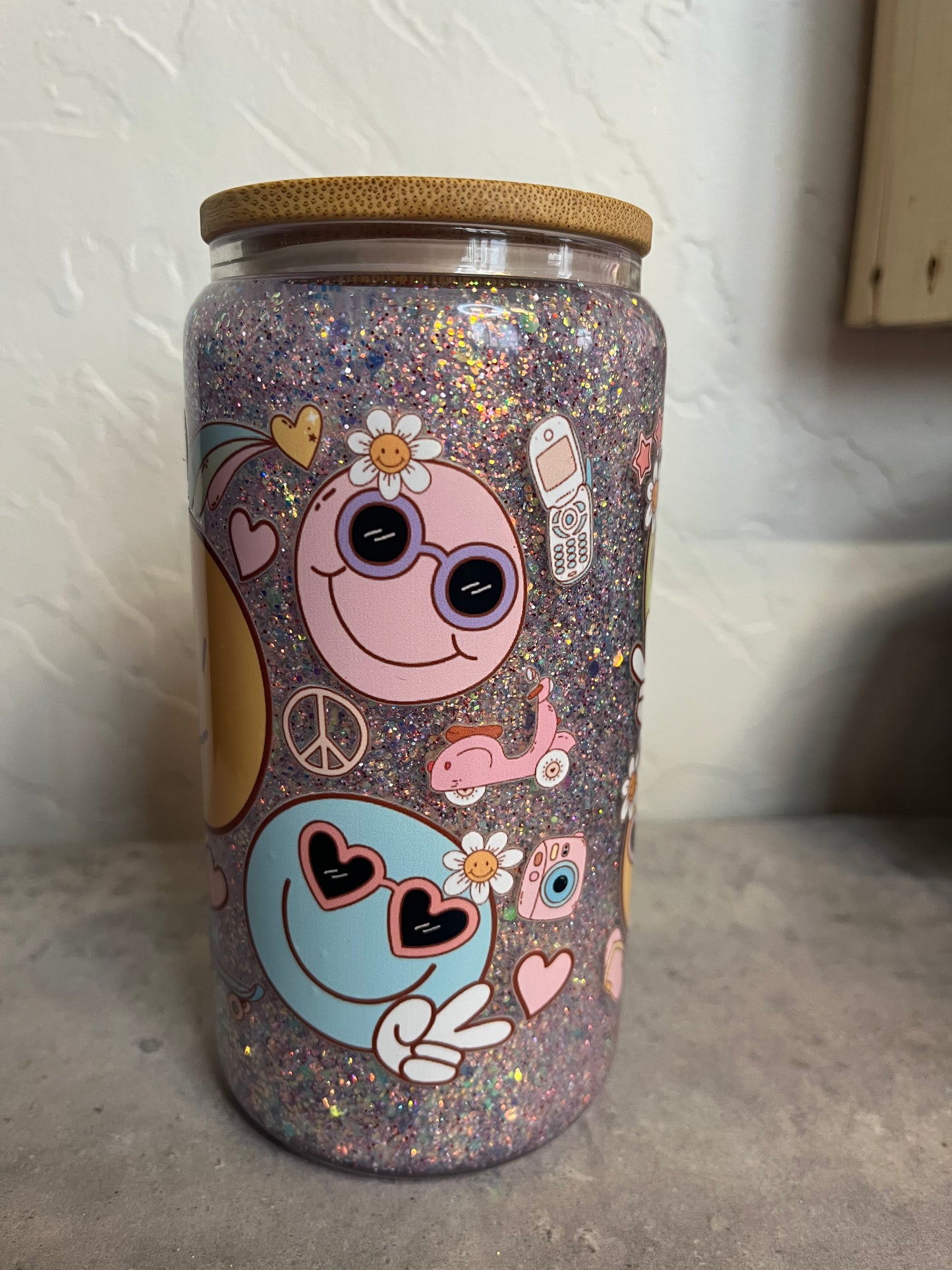 16 oz Glass Smiley Snow Globe Tumbler