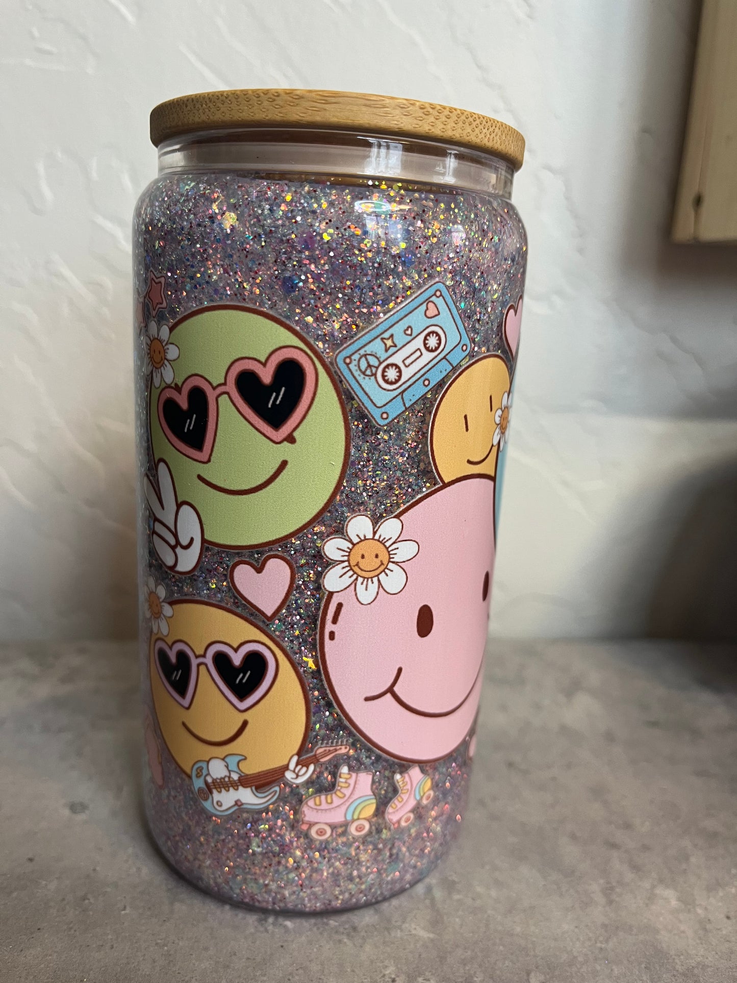 16 oz Glass Smiley Snow Globe Tumbler